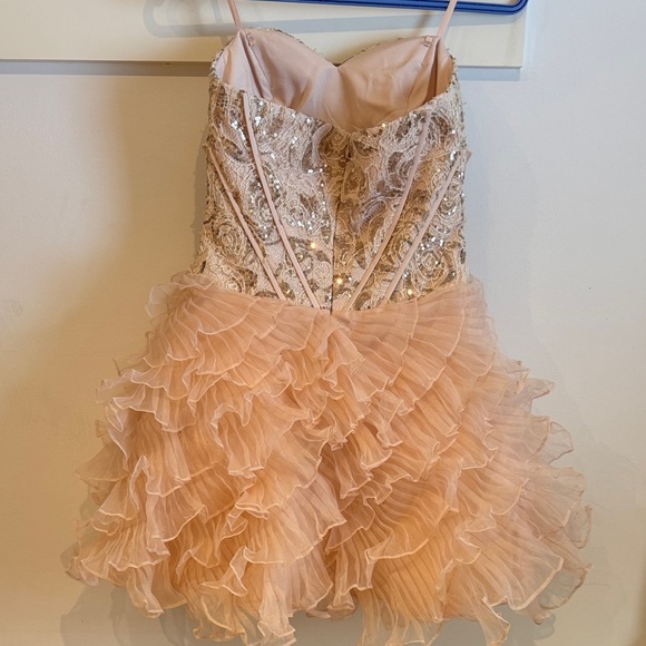 Le Chateau - Elegant Pink/peach Ruffled ladies Dress - Picture 2 of 3